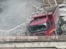 Автомобильный мост вместе с грузовиком рухнул в Дагестане (видео)