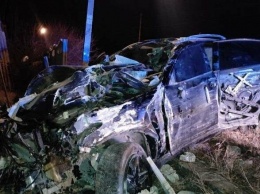 В Бердянске автомобиль "INFINITI" влетел в ограждение, пострадавших вырезали спасатели, - ФОТОФАКТ