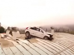 Автомобиль пролетел 38 метров и «припарковался» на крыше школы (видео)