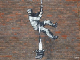 В Великобритании испортили графити Бэнкси на стене тюрьмы, где сидел Оскар Уайльд. К работе дописали имя соперника художника