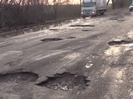 В Кривом Роге измерили глубину дорожных ям