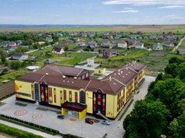 На Буковине построили сельскую школу с кинотеатром и лифтом - фото