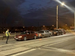 В Мариуполе на пост-мосту столкнулись сразу три авто, - ФОТО