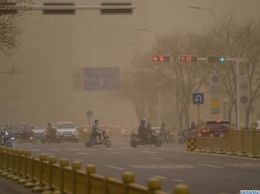 Пекин второй раз за неделю накрыла песчано-пылевая буря