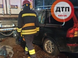 Под Киевом пьяный водитель уснул и влетел под фуру (фото)