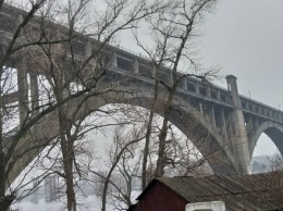 В Запорожье парня отговорили от прыжка с моста в Днепр