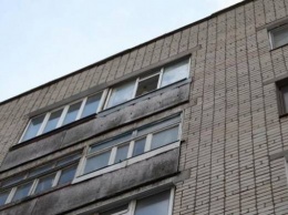 В Запорожской области женщина с пятого этажа бросается бутылками: жертвой чуть не стал 5-летний ребенок