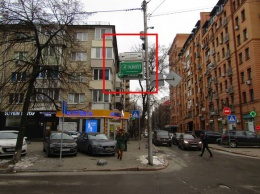Большая чистка: с фонарных столбов в Киеве уберут рекламу