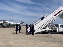 Байден упал, поднимаясь по трапу президентского самолета