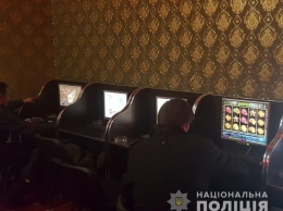 На Черкащине мужчина предложил полицейскому "крышевать" подпольные казино