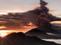 В Исландии произошло извержение вулкана, "спавшего" почти 800 лет (видео)