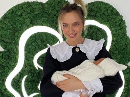 Василиса Фролова позабавила снимком с беременным животиком и с сыном на руках: до и после родов