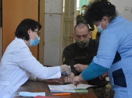 Вакцинация против COVID-19 началось в Сухопутных войсках ВСУ