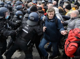 В Германии участники антикарантинных протестов подрались с полицией