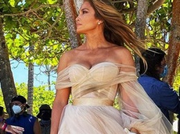 Дженнифер Лопес выложила в Instagram новое фото со съемок в платье невесты
