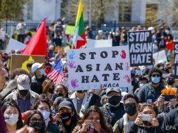 В США прошли акции протеста после расстрела азиатов