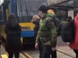В Киеве пассажиры заблокировали движение скоростного трамвая, - ВИДЕО