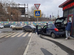 Авария на Клочковской: машина вылетела на тротуар, есть пострадавшие (видео)