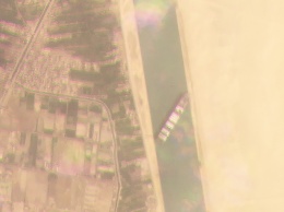 В Суэцком канале никак не могут снять с мели гигантский контейнеровоз, который заблокировал фарватер. Фото