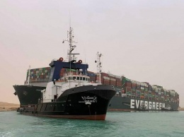 Авария в Суэцком канале: гигантский контейнеровоз сел на мель