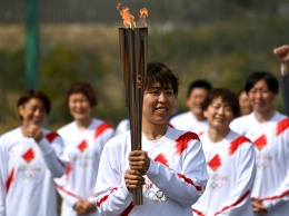 Олимпийский огонь начинает свой путь в Токио: некоторые считают, что этот день никогда не должен был наступить