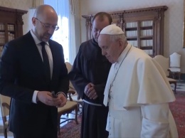 Шмыгаль подарил Папе Римскому символ Голодомора