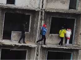 Игра со смертью: под Днепром группа подростков балансирует на краю многоэтажки