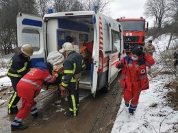 Под Харьковом мужчину несли к скорой два километра