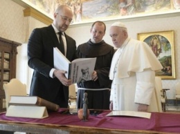 Шмыгаль встретился с Папой Римским и вручил ему подарок