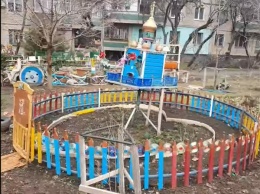 Криворожанин самостоятельно построил детскую площадку с машинами и даже самолетом (ВИДЕО)