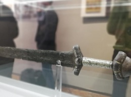 В Ривне показали отреставрированный меч XI века