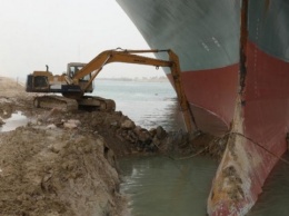 Заблокировавшее Суэцкий канал судно немного сдвинулось с места