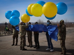 Бойцы ООС запустили флаг Нацгвардии в сторону оккупированного Донбасса