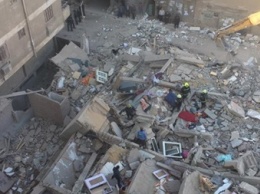 В Каире из-под рухнувшего жилого дома достали тела погибших