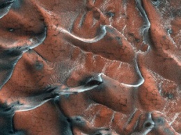 Орбитальный аппарат NASA сделал яркие фото морозных дюн на Марсе