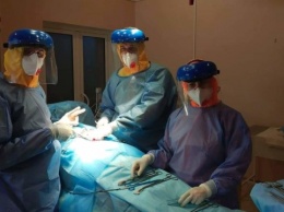 В Сумах пожилому пациенту с коронавирусом провели сложную операцию