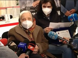 Старейшая жительница Румыни получила вторую дозу вакцины от COVID-19 (видео)