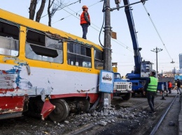 В Одессе трамвай снес электроопору: видео момента аварии
