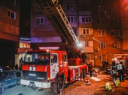 В Киеве бойцы ГСЧС спасли троих человек