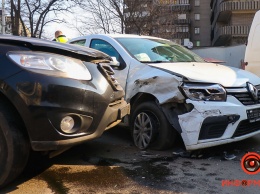 В Днепре на Грушевского столкнулись Hyundai и Renault службы Uklon: видео момента