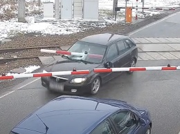 Шлагбаум застрял в «Мазде» во время полицейской погони (видео)
