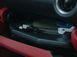 В Lexus установили проигрыватель виниловых пластинок