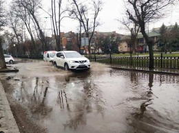 В Никополе дождь затопил часть дороги на проспекте Трубников