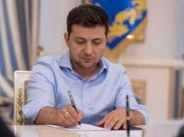 Зеленский поручил организовать празднование 25-летия Конституции Украины