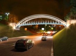 С подсветкой и новыми арочными конструкциями: в центре Харькова реконструируют пешеходный мост