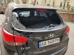 Выбили стекло: у музыканта украли гитары из машины