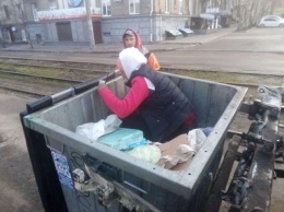 Женщину чуть не увезли на мусорную свалку, она спряталась в мусорном баке (фото)
