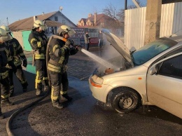 В Мариуполе на автомойке самообслуживания загорелся автомобиль, - ФОТО