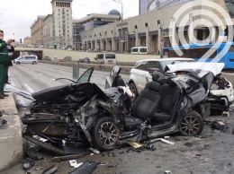 Машина Пескова попала в крупное ДТП с участием популярного блогера в центре Москвы