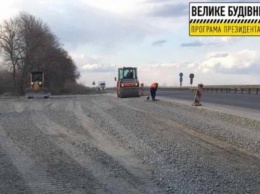 На дороге Киев - Харьков - Довжанский ремонтируют участок в районе Слабуновки